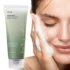 Anua face wash foam هو غسول رغوي للوجه مصمم لتنظيف البشرة بعمق وفعالية، مع التركيز على إزالة الأوساخ والزيوت الزائدة وخلايا الجلد الميتة من المسام دون تجريد البشرة من رطوبتها